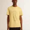 Camiseta de algodón para hombre en color amarillo pálido con letras descoloridas Camiseta de algodón para hombre en color amarillo pálido con letras descoloridas