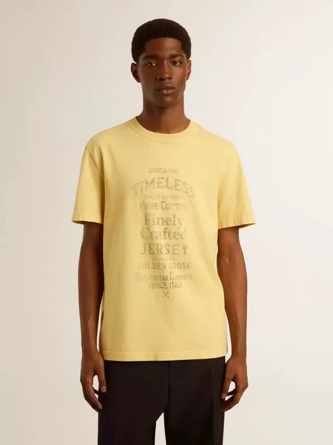 Camiseta de algodón para hombre en color amarillo pálido con letras descoloridas Camiseta de algodón para hombre en color amarillo pálido con letras descoloridas