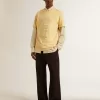 Camiseta de algodón para hombre en color amarillo pálido con letras descoloridas Camiseta de algodón para hombre en color amarillo pálido con letras descoloridas