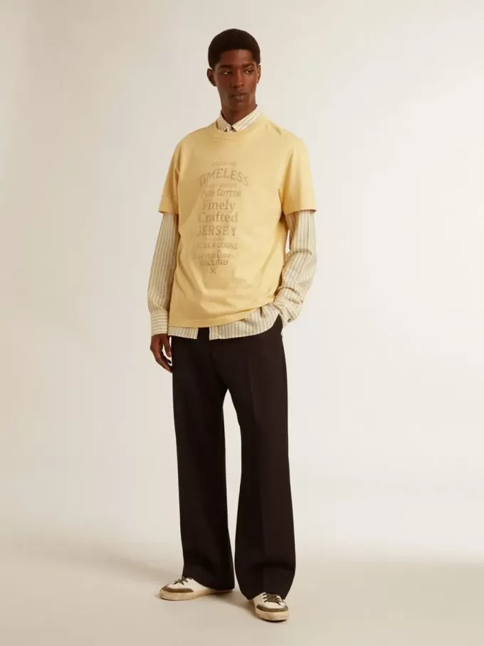 Camiseta de algodón para hombre en color amarillo pálido con letras descoloridas Camiseta de algodón para hombre en color amarillo pálido con letras descoloridas