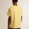 Camiseta de algodón para hombre en color amarillo pálido con letras descoloridas Camiseta de algodón para hombre en color amarillo pálido con letras descoloridas