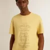 Camiseta de algodón para hombre en color amarillo pálido con letras descoloridas Camiseta de algodón para hombre en color amarillo pálido con letras descoloridas