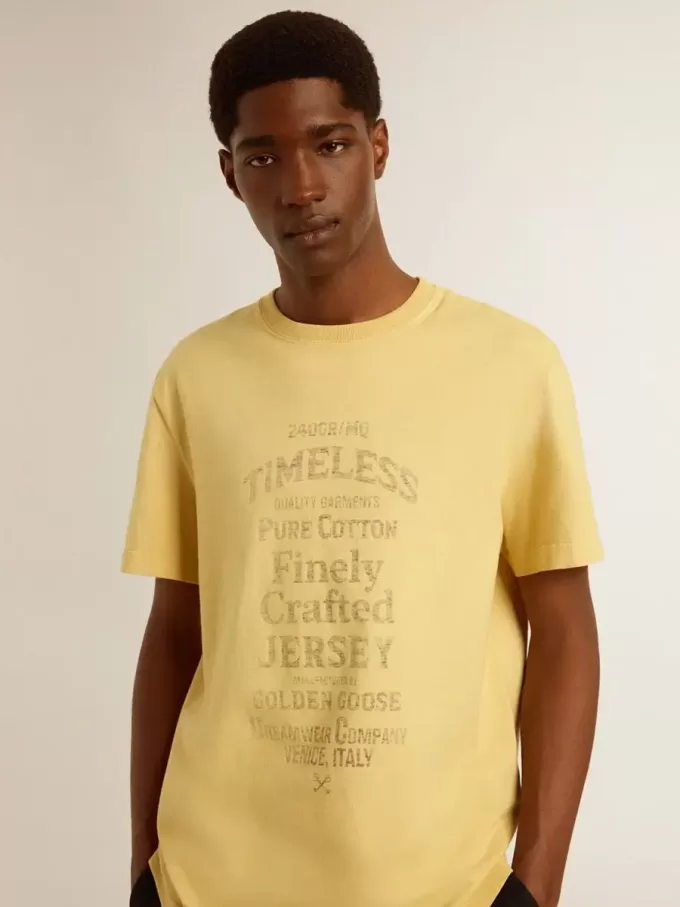 Camiseta de algodón para hombre en color amarillo pálido con letras descoloridas Camiseta de algodón para hombre en color amarillo pálido con letras descoloridas