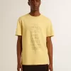 Camiseta de algodón para hombre en color amarillo pálido con letras descoloridas Camiseta de algodón para hombre en color amarillo pálido con letras descoloridas