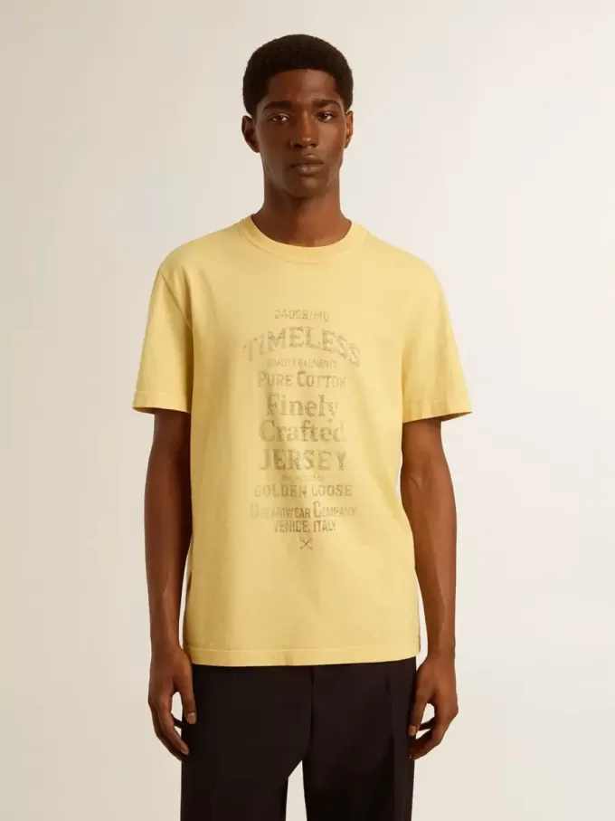 Camiseta de algodón para hombre en color amarillo pálido con letras descoloridas Camiseta de algodón para hombre en color amarillo pálido con letras descoloridas