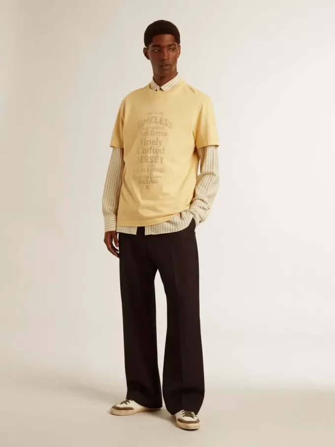 Camiseta de algodón para hombre en color amarillo pálido con letras descoloridas Camiseta de algodón para hombre en color amarillo pálido con letras descoloridas