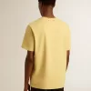 Camiseta de algodón para hombre en color amarillo pálido con letras descoloridas Camiseta de algodón para hombre en color amarillo pálido con letras descoloridas