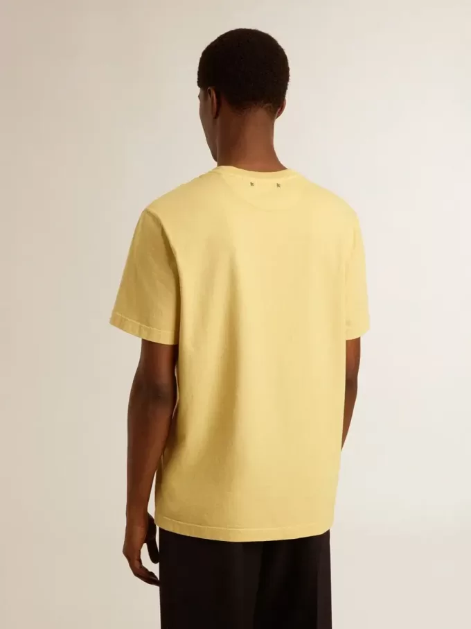 Camiseta de algodón para hombre en color amarillo pálido con letras descoloridas Camiseta de algodón para hombre en color amarillo pálido con letras descoloridas