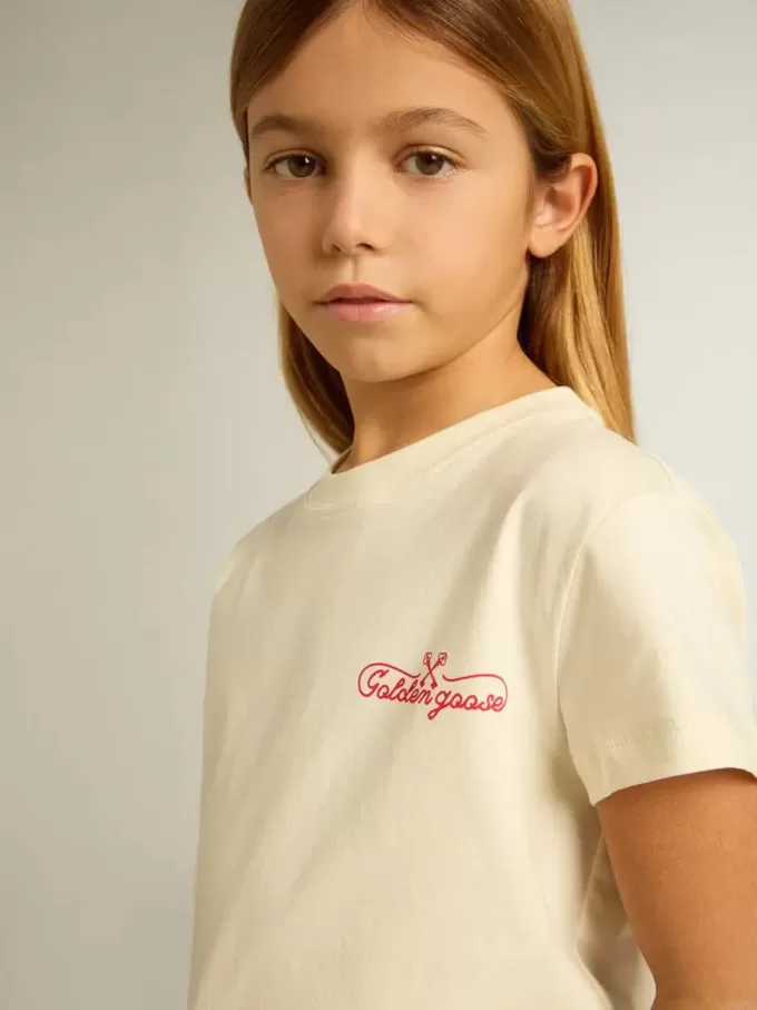 Camiseta de algodón para niña en blanco desgastado con bordado rojo en el pecho Camiseta de algodón para niña en blanco desgastado con bordado rojo en el pecho