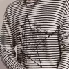 Camiseta de hombre con rayas blancas y azules y bordado en la parte delantera Camiseta de hombre con rayas blancas y azules y bordado en la parte delantera