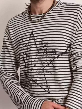Camiseta de hombre con rayas blancas y azules y bordado en la parte delantera