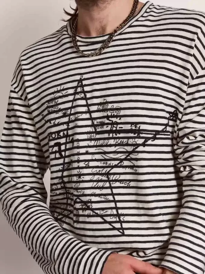 Camiseta de hombre con rayas blancas y azules y bordado en la parte delantera Camiseta de hombre con rayas blancas y azules y bordado en la parte delantera