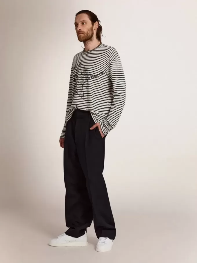 Camiseta de hombre con rayas blancas y azules y bordado en la parte delantera Camiseta de hombre con rayas blancas y azules y bordado en la parte delantera