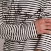 Camiseta de hombre con rayas blancas y azules y bordado en la parte delantera Camiseta de hombre con rayas blancas y azules y bordado en la parte delantera