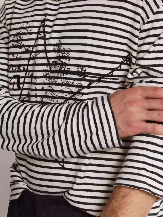 Camiseta de hombre con rayas blancas y azules y bordado en la parte delantera Camiseta de hombre con rayas blancas y azules y bordado en la parte delantera