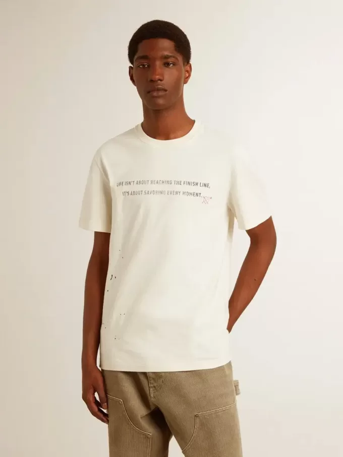 Camiseta de hombre en algodón blanco envejecido con estampado y bordado Camiseta de hombre en algodón blanco envejecido con estampado y bordado