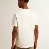 Camiseta de hombre en algodón blanco envejecido con estampado y bordado Camiseta de hombre en algodón blanco envejecido con estampado y bordado