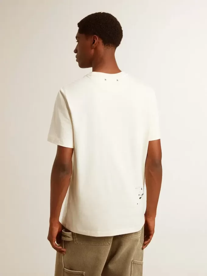 Camiseta de hombre en algodón blanco envejecido con estampado y bordado Camiseta de hombre en algodón blanco envejecido con estampado y bordado