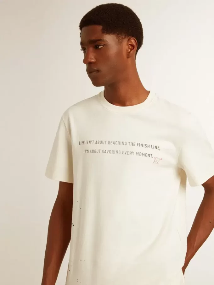 Camiseta de hombre en algodón blanco envejecido con estampado y bordado Camiseta de hombre en algodón blanco envejecido con estampado y bordado
