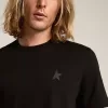 Camiseta de la colección Black Star con estrella tono sobre tono en la parte delantera Camiseta de la colección Black Star con estrella tono sobre tono en la parte delantera