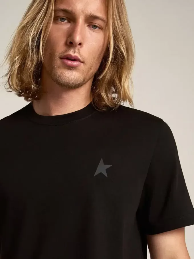 Camiseta de la colección Black Star con estrella tono sobre tono en la parte delantera Camiseta de la colección Black Star con estrella tono sobre tono en la parte delantera