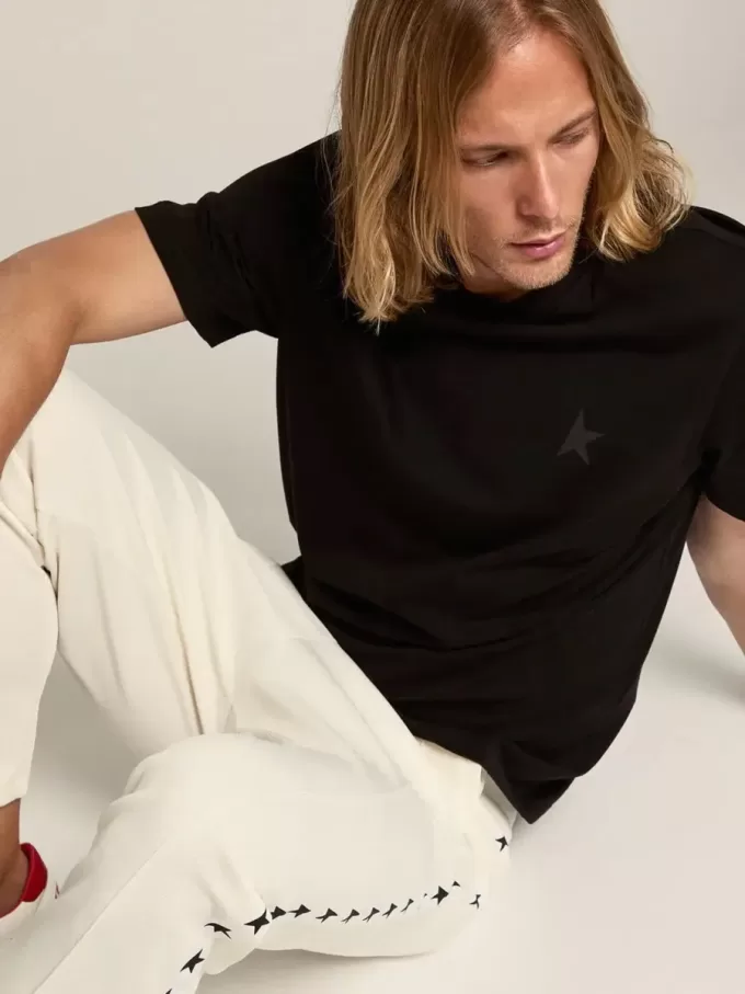 Camiseta de la colección Black Star con estrella tono sobre tono en la parte delantera Camiseta de la colección Black Star con estrella tono sobre tono en la parte delantera