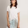 Camiseta de mujer de corte regular desgastada en color blanco Camiseta de mujer de corte regular desgastada en color blanco