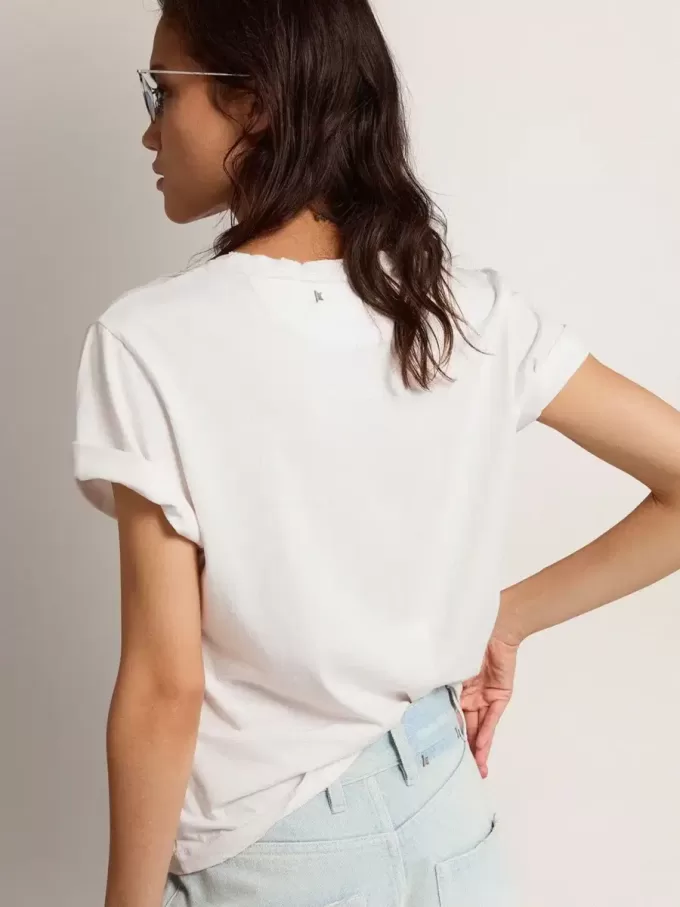 Camiseta de mujer de corte regular desgastada en color blanco Camiseta de mujer de corte regular desgastada en color blanco