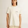 Camiseta de mujer en blanco envejecido con logotipo en el pecho Camiseta de mujer en blanco envejecido con logotipo en el pecho