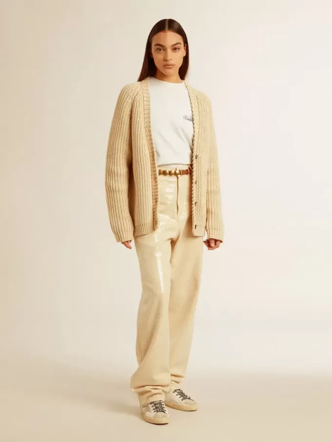 Camiseta de mujer en blanco envejecido con logotipo en el pecho Camiseta de mujer en blanco envejecido con logotipo en el pecho