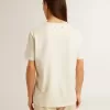 Camiseta de mujer en blanco envejecido con logotipo en el pecho Camiseta de mujer en blanco envejecido con logotipo en el pecho