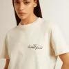 Camiseta de mujer en blanco envejecido con logotipo en el pecho Camiseta de mujer en blanco envejecido con logotipo en el pecho
