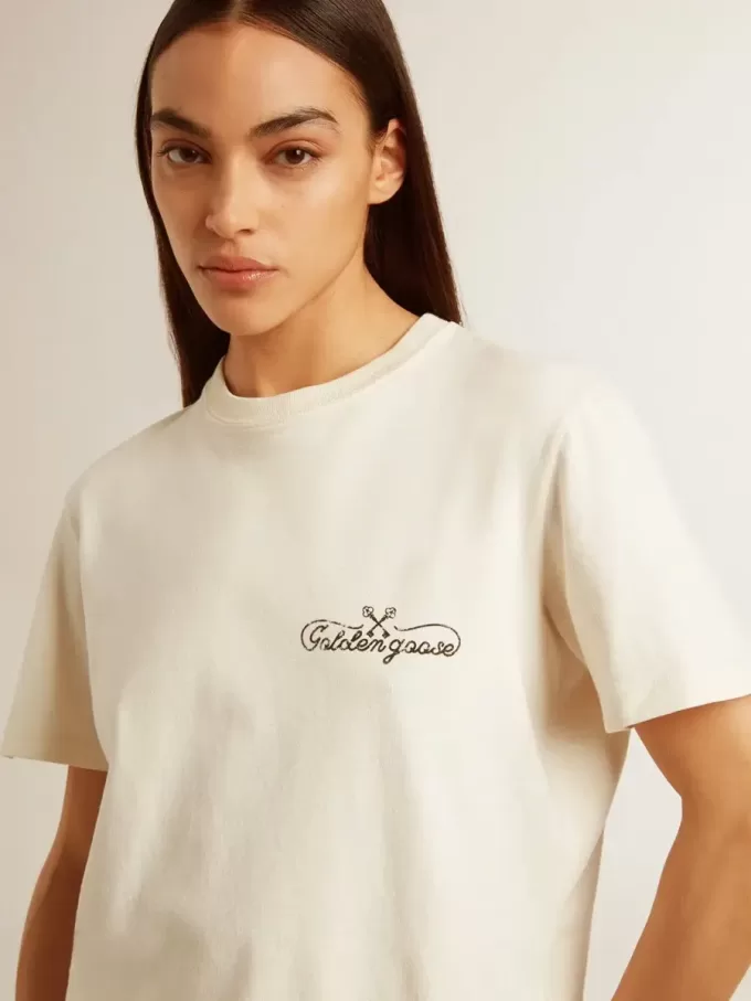 Camiseta de mujer en blanco envejecido con logotipo en el pecho Camiseta de mujer en blanco envejecido con logotipo en el pecho