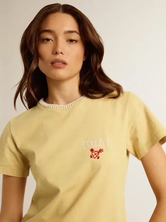 Camiseta de mujer en jersey de algodón con bordado en el cuello y el corazón Camiseta de mujer en jersey de algodón con bordado en el cuello y el corazón