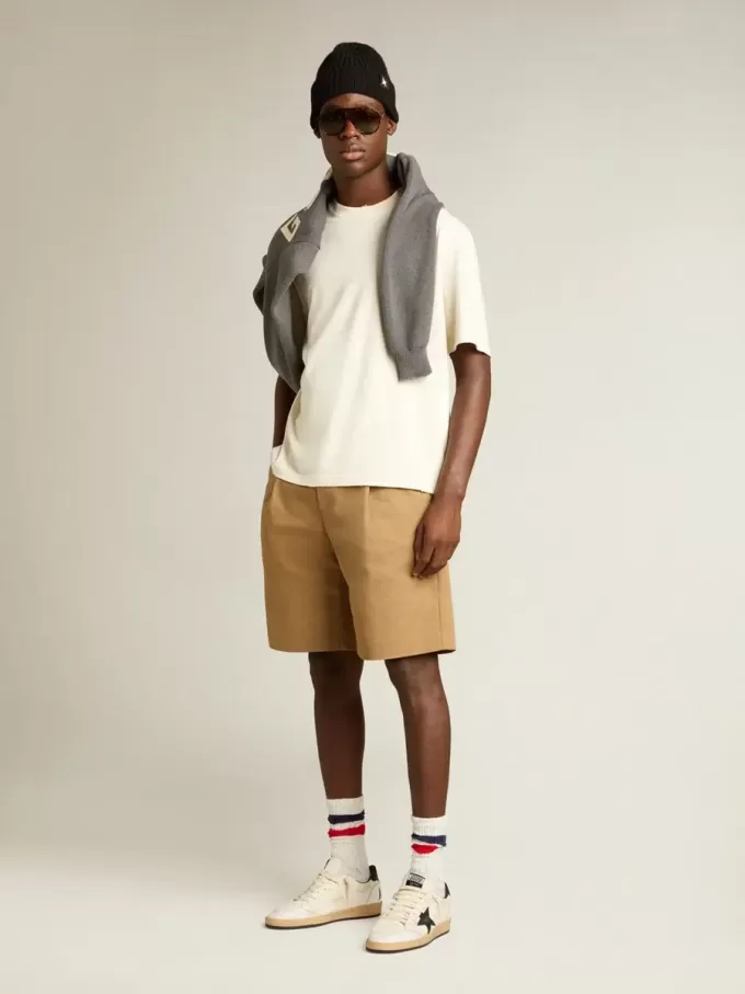 Camiseta en blanco envejecido con logotipo invertido en la espalda – Jersey Capsule Camiseta en blanco envejecido con logotipo invertido en la espalda – Jersey Capsule
