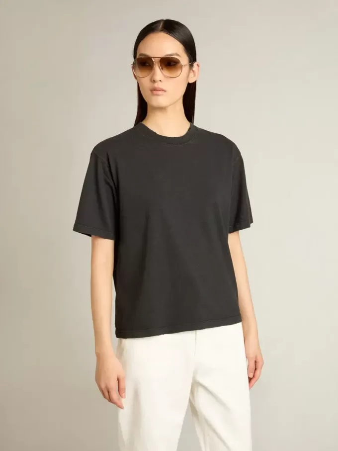 Camiseta en negro lavado con logotipo invertido en la espalda – Jersey Capsule Camiseta en negro lavado con logotipo invertido en la espalda – Jersey Capsule