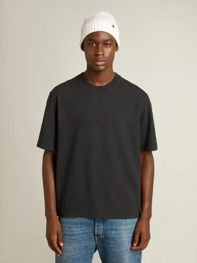 Camiseta en negro lavado con logotipo invertido en la espalda – Jersey Capsule Camiseta en negro lavado con logotipo invertido en la espalda – Jersey Capsule