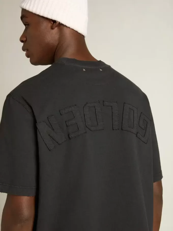 Camiseta en negro lavado con logotipo invertido en la espalda – Jersey Capsule Camiseta en negro lavado con logotipo invertido en la espalda – Jersey Capsule