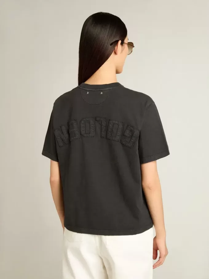 Camiseta en negro lavado con logotipo invertido en la espalda – Jersey Capsule Camiseta en negro lavado con logotipo invertido en la espalda – Jersey Capsule