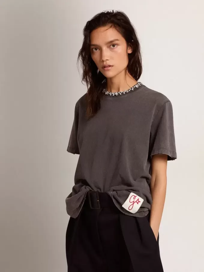 Camiseta gris antracita con cristales para mujer Camiseta gris antracita con cristales para mujer