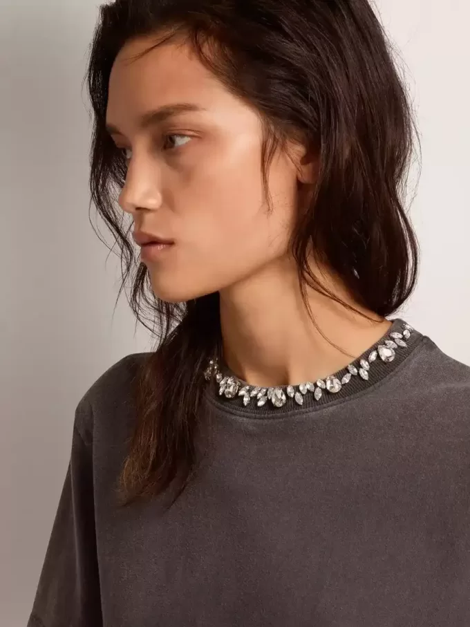 Camiseta gris antracita con cristales para mujer Camiseta gris antracita con cristales para mujer