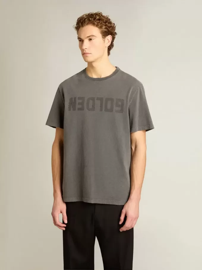 Camiseta gris antracita para hombre con tratamiento desgastado Camiseta gris antracita para hombre con tratamiento desgastado