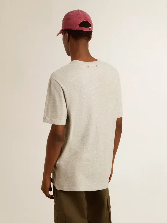 Camiseta gris de algodón para hombre con estampado vintage en la parte delantera Camiseta gris de algodón para hombre con estampado vintage en la parte delantera