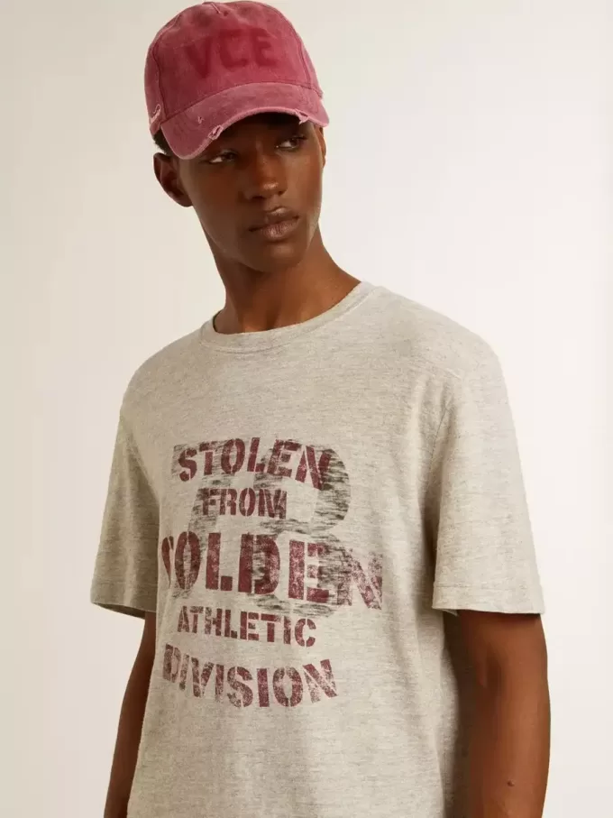 Camiseta gris de algodón para hombre con estampado vintage en la parte delantera Camiseta gris de algodón para hombre con estampado vintage en la parte delantera