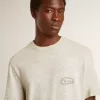 Camiseta gris para hombre con letras negras Camiseta gris para hombre con letras negras
