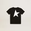 Camiseta negra con logotipo blanco en contraste en la parte delantera y estrella maxi en la espalda