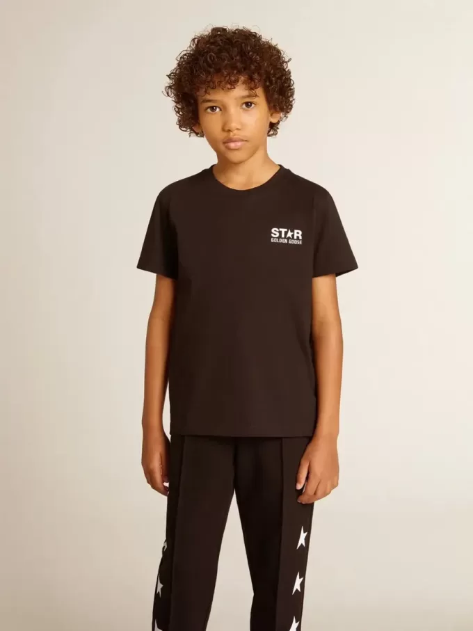 Camiseta negra con logotipo blanco en contraste en la parte delantera y estrella maxi en la espalda
