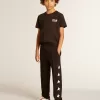 Camiseta negra con logotipo blanco en contraste en la parte delantera y estrella maxi en la espalda
