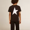 Camiseta negra con logotipo blanco en contraste en la parte delantera y estrella maxi en la espalda