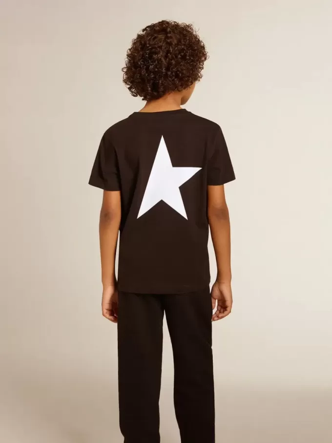 Camiseta negra con logotipo blanco en contraste en la parte delantera y estrella maxi en la espalda